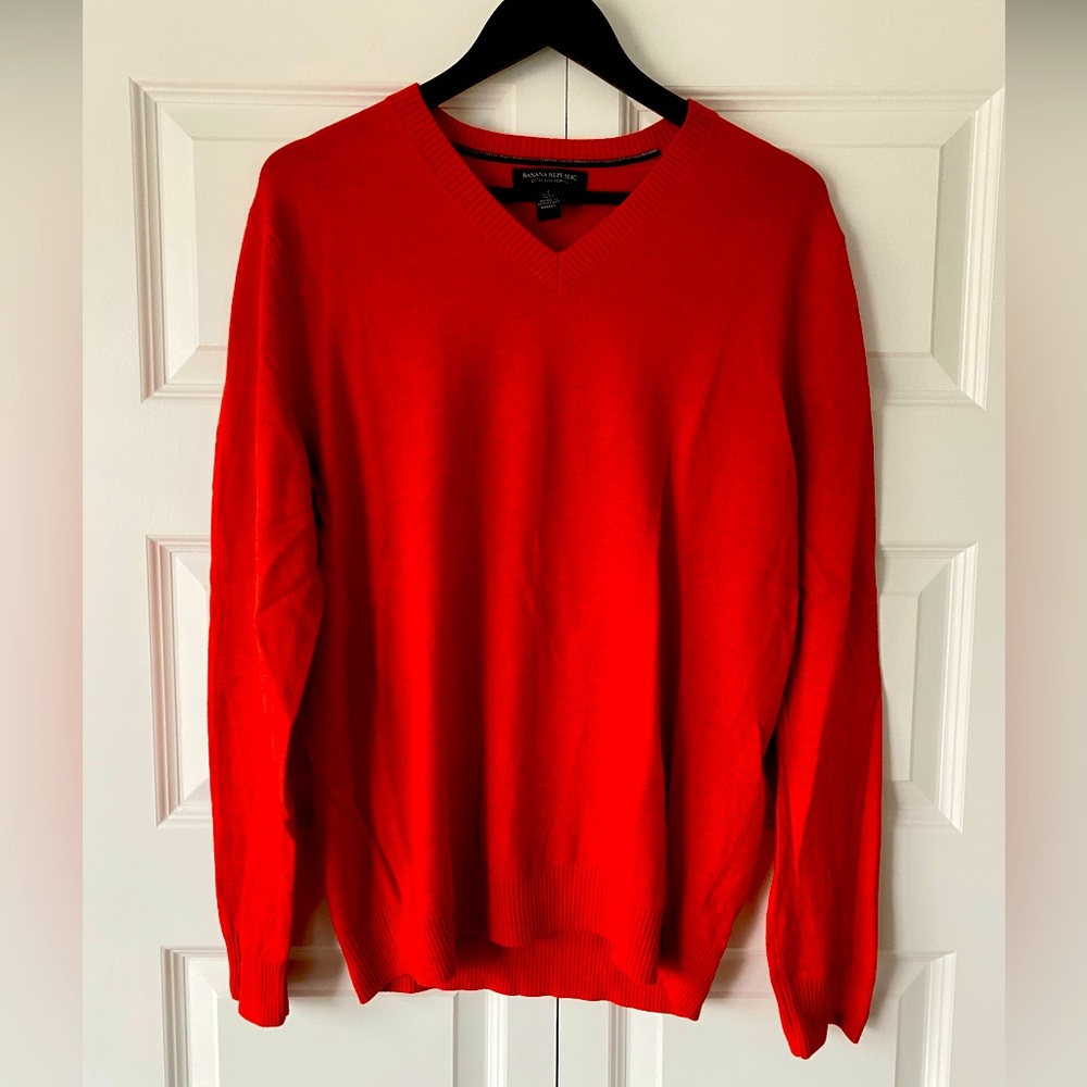Banana Republic men’s fine merino V-neck sweater in a great red orange color.